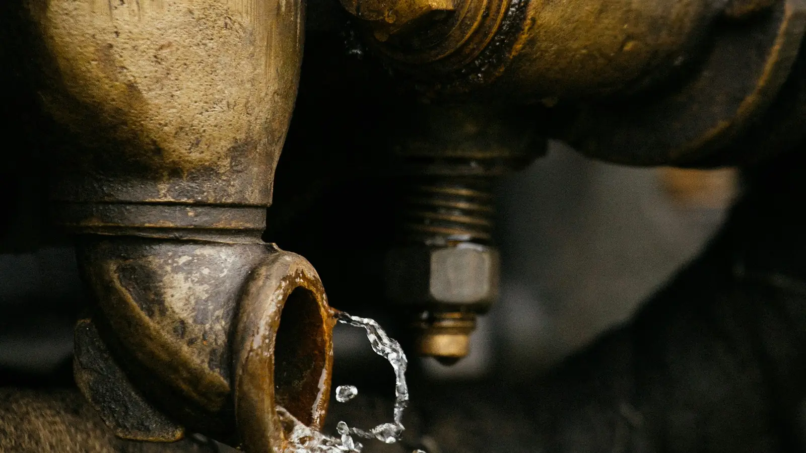 Water dat uit een oude messing leiding lekt